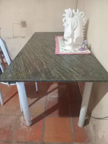 Mesa de jantar com 04 cadeiras em ferro