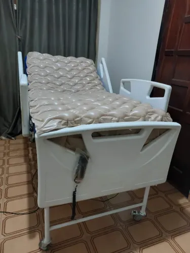 Cama hospitalar elétrica em excelente estado de conservação.