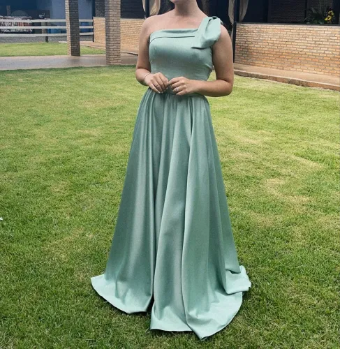 Vestido de festa verde sálvia um ombro só com laço