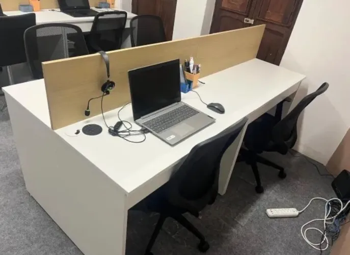 Estações/mesas de trabalho NOVÍSSIMAS