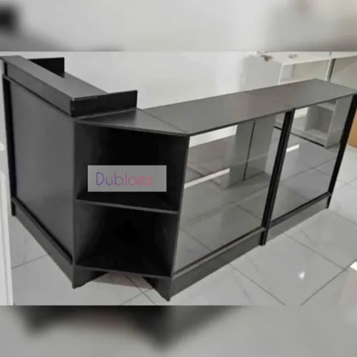Balcão caixa em L com vitrines