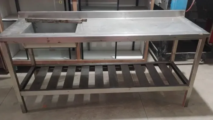 Bancada com cuba de inox 304. Medidas: 1,90m de comprimento por 65cm de largura.