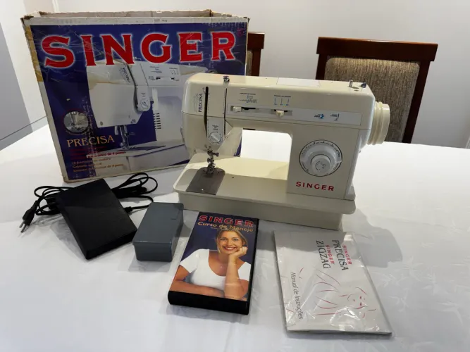 Máquina de costura Singer Precisa com acessórios, manual e caixa originais