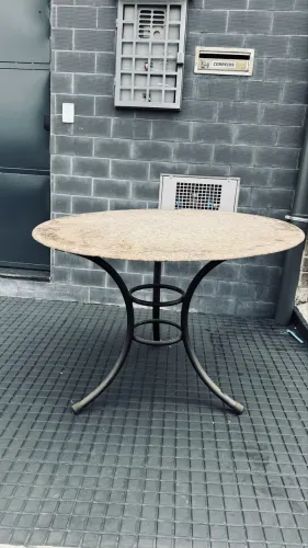 Mesa Standar em granito com design moderno e elegante. Base em metal