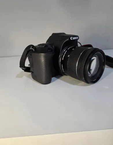 Canon EOS Rebel SL3 + Lente Canon EF-S 18-55mm f/4-5.6 IS STM (usada, excelente estado).