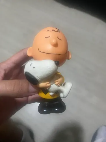 Charlie brown abraçando snoop colecionável McDonalds