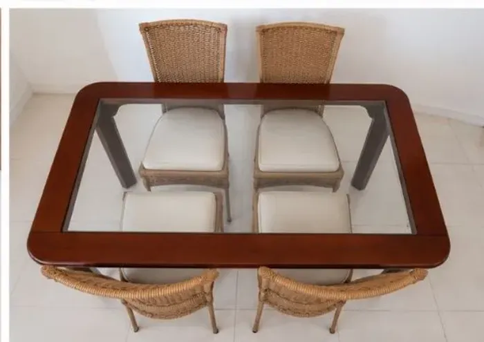 Jogo de Mesa de Madeira com Vidro e 4 Cadeiras Estofadas (Lindo!)