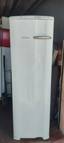 Vendo um freezer vertical 220 volts