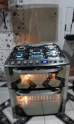 Moderno fogão eletrolux inox espelhado de 2 forno com relógio digital com tripla chama