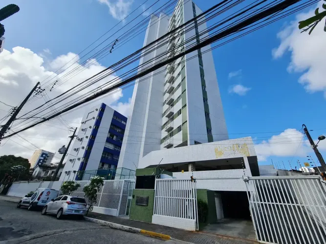 Vendo excelente apartamento com 3 quartos, suíte, 3 banheiros e 2 vagas no Prado - Recife