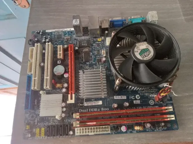 Vendo lote de 6 (seis) placas mãe para PC ,todas com processador e cooler e memória ,todas