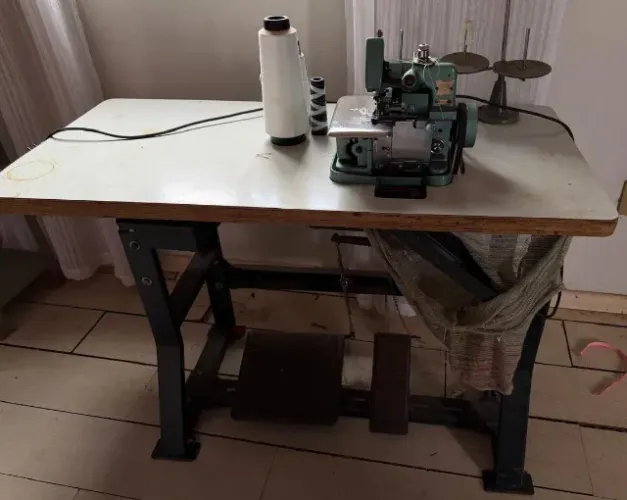 MAQUINA OVERLOCK CHINESINHA COM MESA
