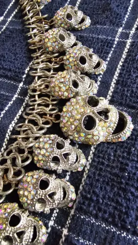 Colar caveiras strass boreaux
