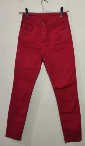Calça brim vermelha