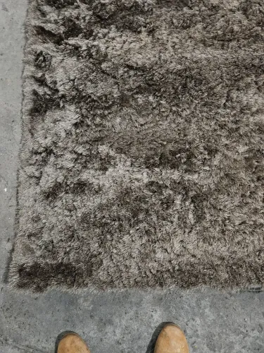 Tapete excelente estado,1,40 x 1x90 ..pelo alto, marrom mesla