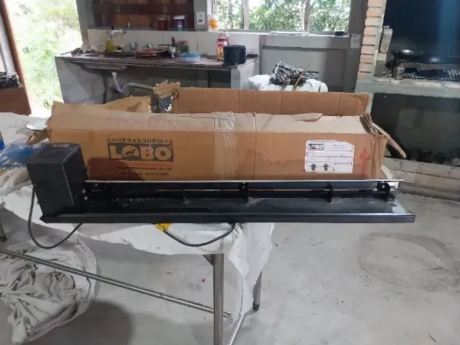 Gira grill (giragrill). marca Lobo, 6 espetos. 1,5mt largura. Nova