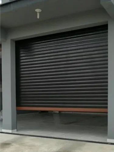 Porta de aço enrolar com lâminas vazadas R$3.900