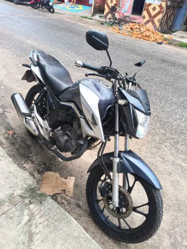 Titan zeradinha só 21 mil km