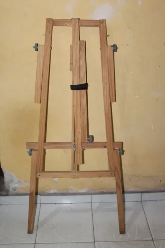 cavalete de pintura bem conservado