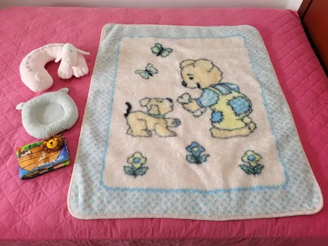 Combo de Acessórios para Bebê com 4 peças (1 Cobertor, 1 livrinho, 2 Travesseirinhos)