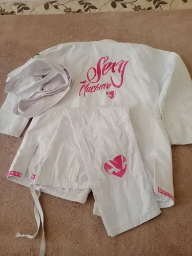 Kimono feminino tamanho F4, usado apenas uma vez 