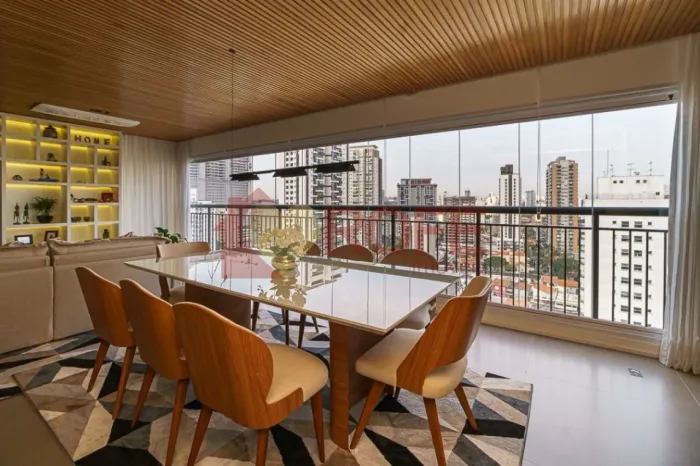 Apartamento de 213 m² com 3 suítes à venda no Brooklin. 4 vagas e um depósito. Andar alto.