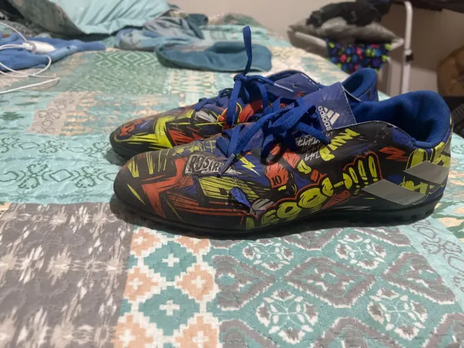 Chuteira society adidas messi tamanho 44