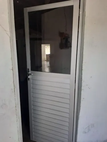 Porta de alumínio com janela de vidro