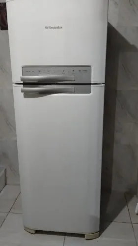 GELADEIRA FROST FREE ELETROLUX DF50