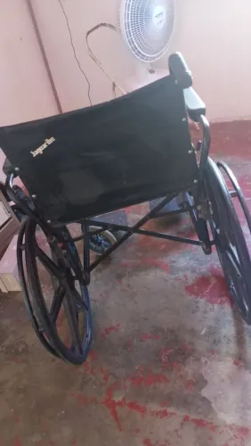 Vende se uma cadeira rodas
