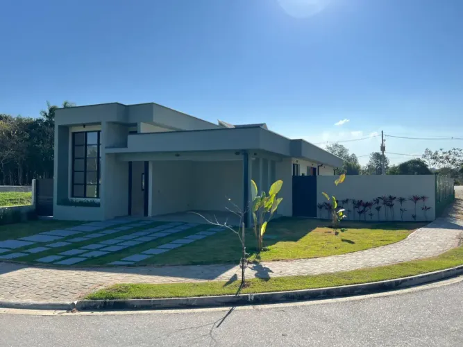 Casa nova e térrea à venda no Condomínio Terras da Freguesia em Guararema