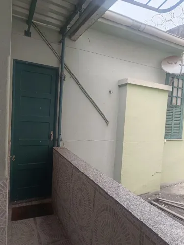 Alugo excelente quarto mobiliado 1.300, independente pra pessoa solteira na Tijuca !
