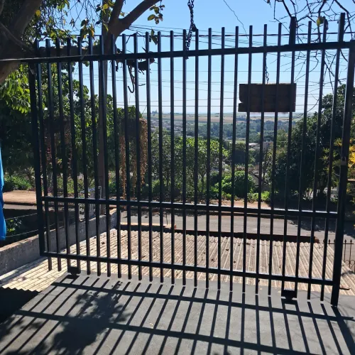 Portão de correr com roldana e batedor larg 2.50 altura 2.00 m