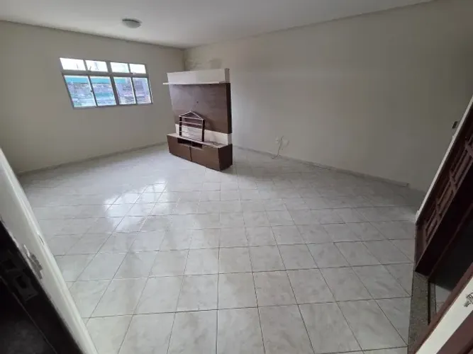 Alugo amplo apartamento em Jaguaribe, 3 quartos sendo 01 suite, sala ampla! Primeiro andar