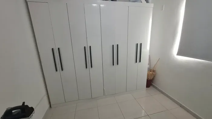 Guarda roupa branco 8 portas