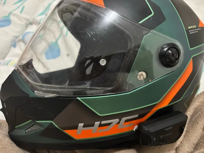 Capacete HJC DS x1 e intercomunicador Bluetooth cardo
