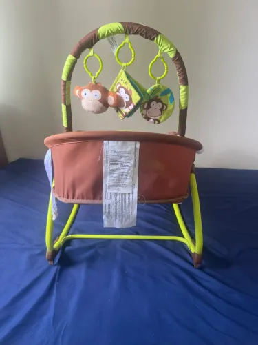 Cadeira de descanso e balanço para bebê com música
