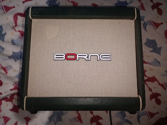 Amplificador de guitarra pouco usado
