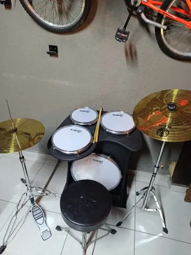 Carron semi novo vendo pois comprei uma bateria mas completa, acompanha pratos e chimbal