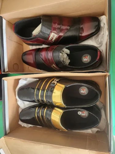 Dois pares de sapatos sociais novíssimos