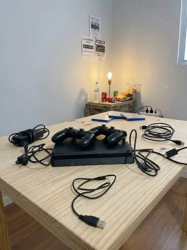 Ps4 slim 500gb, 2 controles e todos os cabos, em perfeito estado
