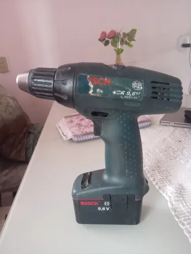 FURADEIRA & PARAFUSADEIRA BOSCH 9,6V +CARREGADOR SKILL  7,2V a 14,2 V