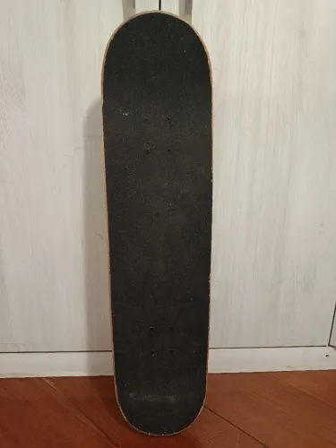 Skate pouco usado tudo perfeito menos de um mês de uso