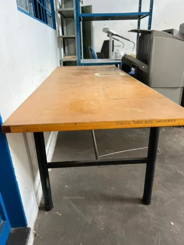 mesa com pés de ferro
