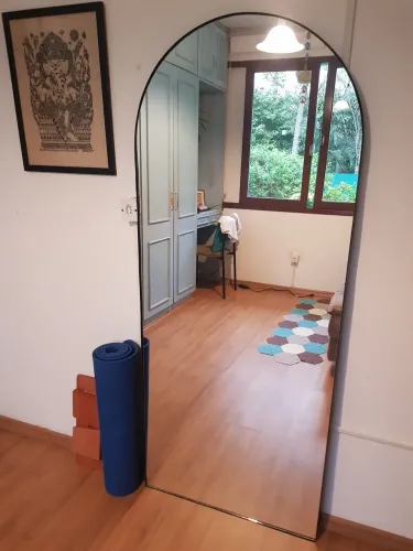 Espelho janela com moldura em couro