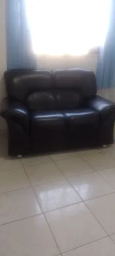 Vende se um sofá de couro de três e dois lugares com alguns detalhes mais esta bem cons