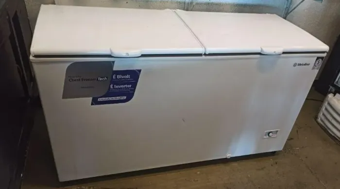 Vende-se freezer horizontal Metalfrio semi-novo 546L, funcionando perfeitamente.
