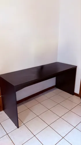 Mesa de escritório preta
