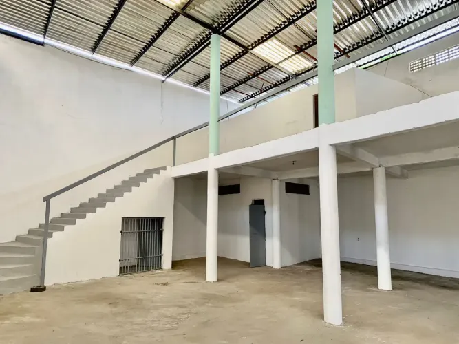 Oportunidade Empresarial ! Galpão de Esquina em Localização Estratégica no Jangurussu