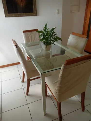 Mesa tokstok e  cadeiras  excelente espaço 